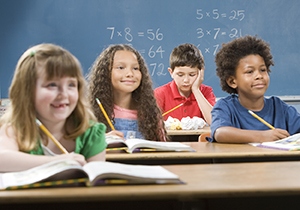 Bambino in fondo alla classe che sembra distratto.